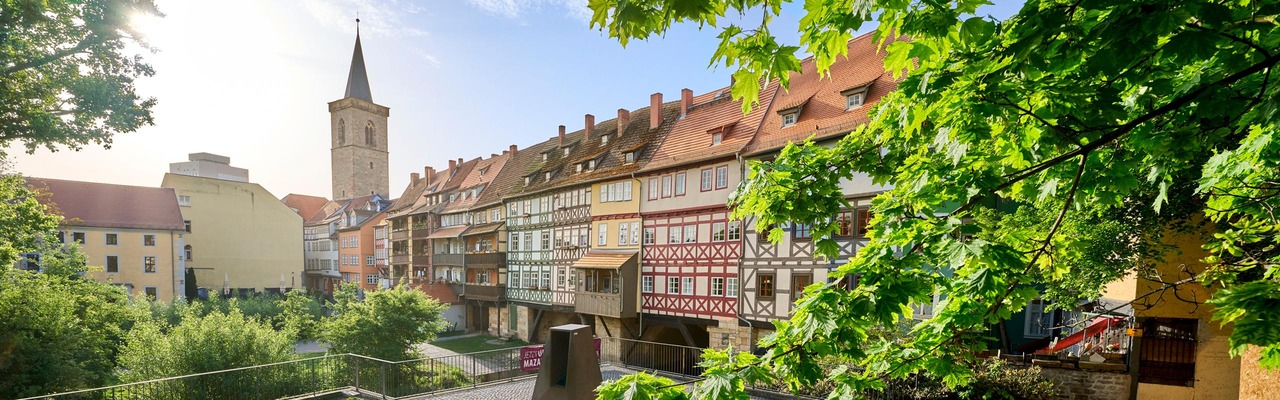 Fachwerkhäuser auf der Krämerbrücke in Erfurt, im Hintergrund ein Kirchturm