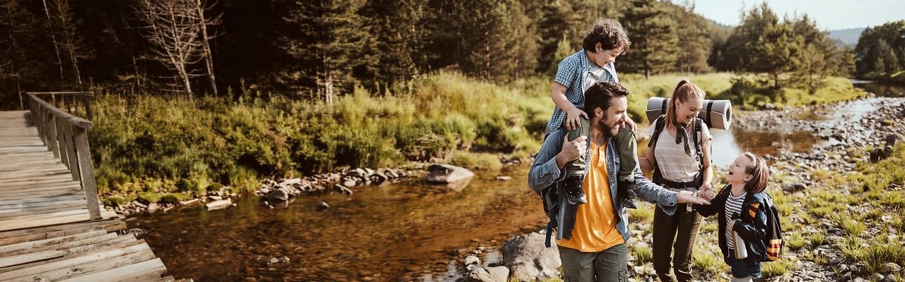 Das ÖBB Freizeitticket. Eine Familie beim Wandern in den Wäldern.