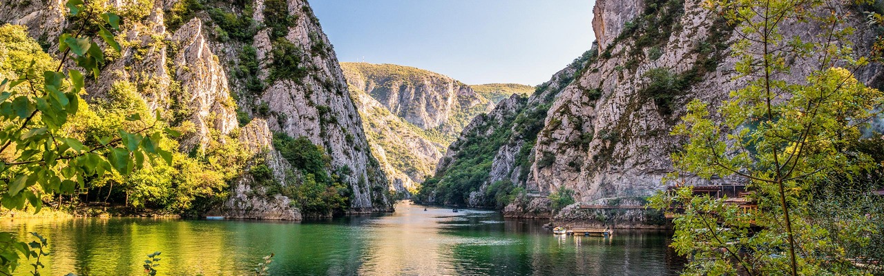 Fluss fließt durch Tal in Nordmazedonien
