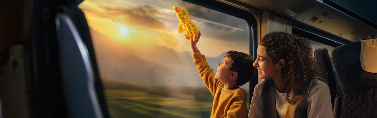 Mutter mit Kind sehen aus dem fahrenden Zug