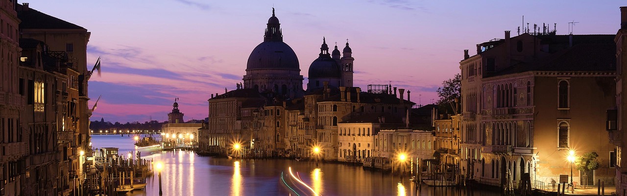 Kanal in Venedig bei Dämmerung