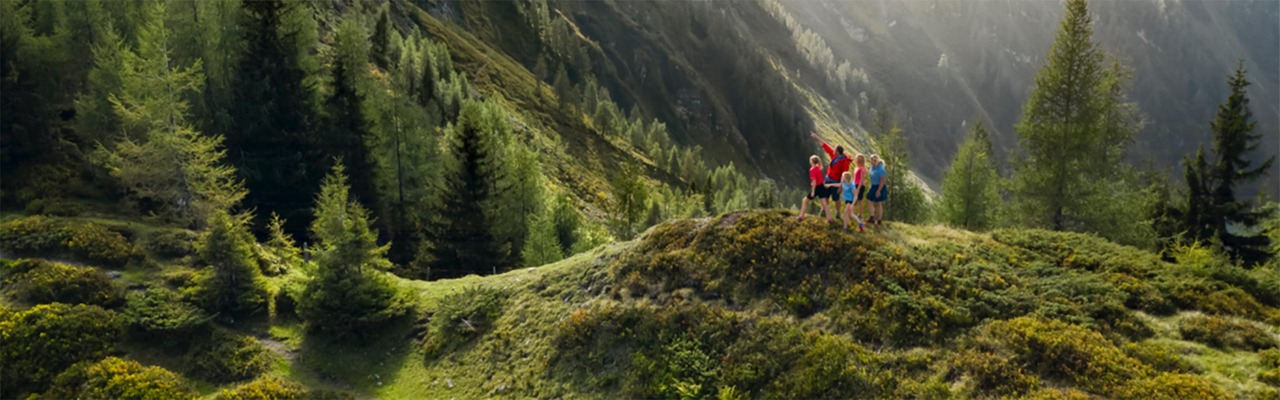 Wanderer in schöner Berglandschaft