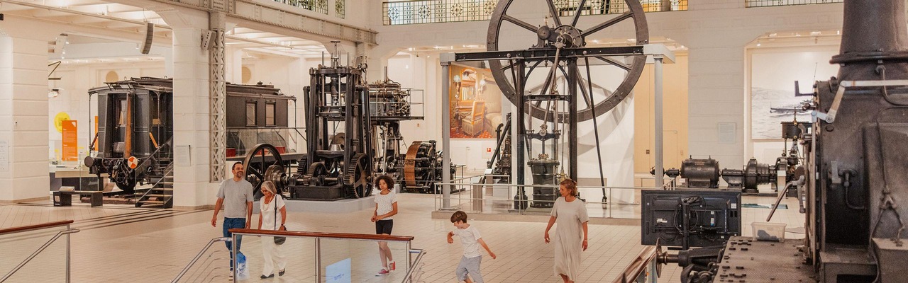 Familie im Technischen Museum in Wien