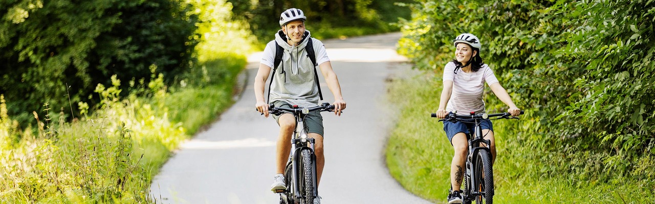 Fahrradfahrer:innen in der Natur