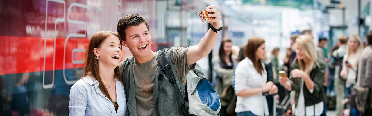 Jugendliche machen Selfie am Bahnsteig