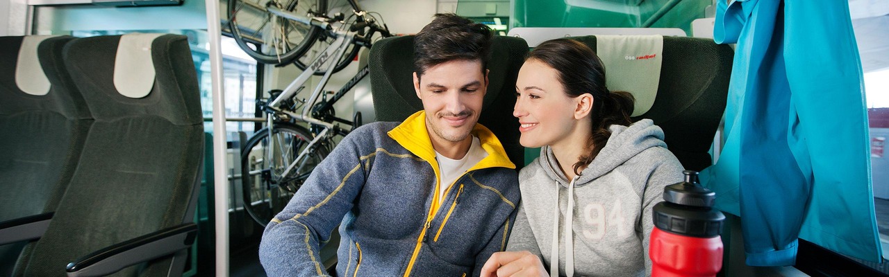 Paar mit Fahrrädern im ÖBB Railjet