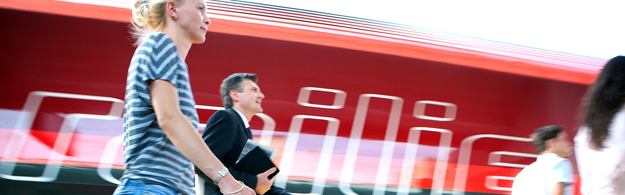 People on the platform in front of the ÖBB Railjet