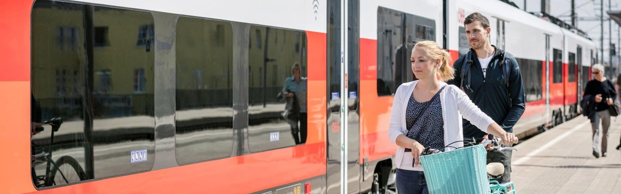 Radfahrerin am Bahnsteig