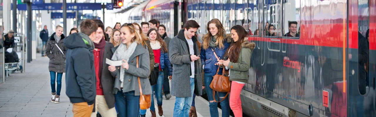 Reisegruppe am Bahnsteig