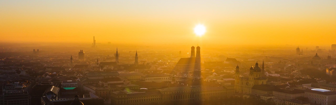 Sonnenuntergang über der Skyline von München