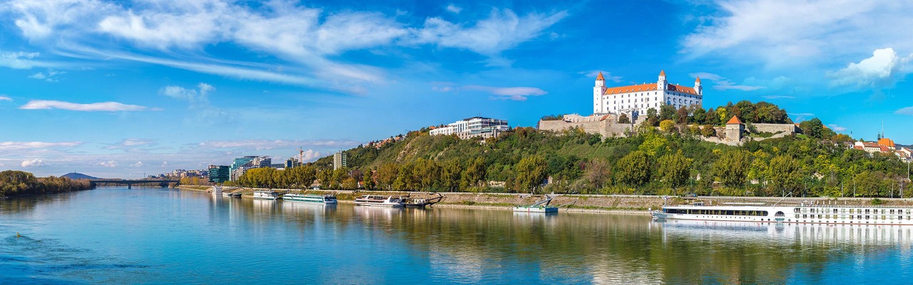 Blick von der Donau auf Burg Bratislava