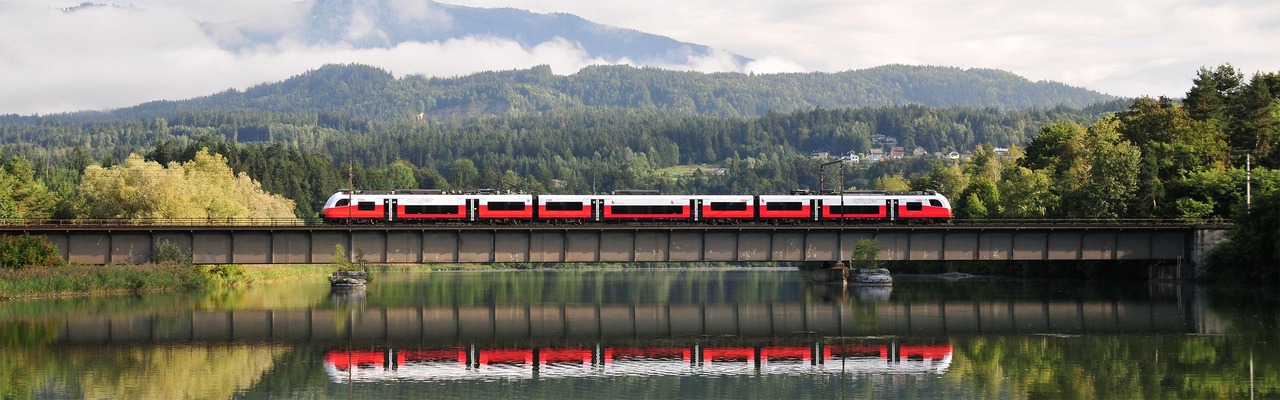 Cityjet fährt über Brücke im Sommer