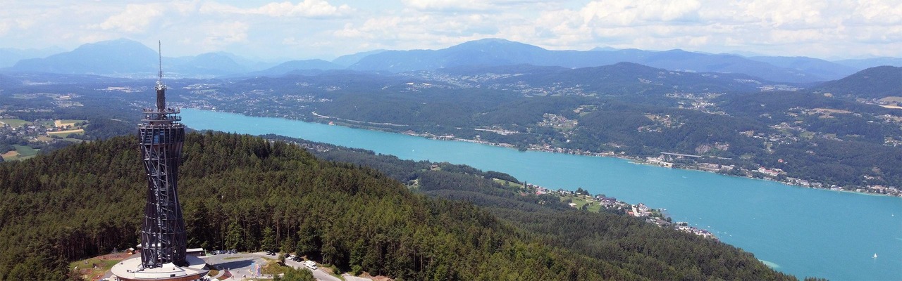 Pyramidenkogel mit Wörthersee im Hintergrund