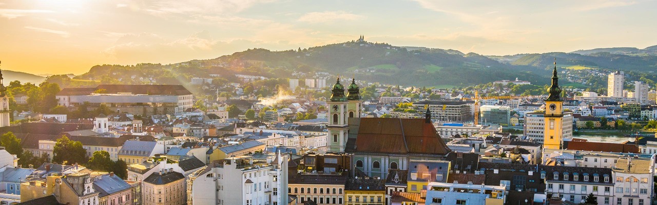Linz mit dem Pöstlingberg im Hintergrund