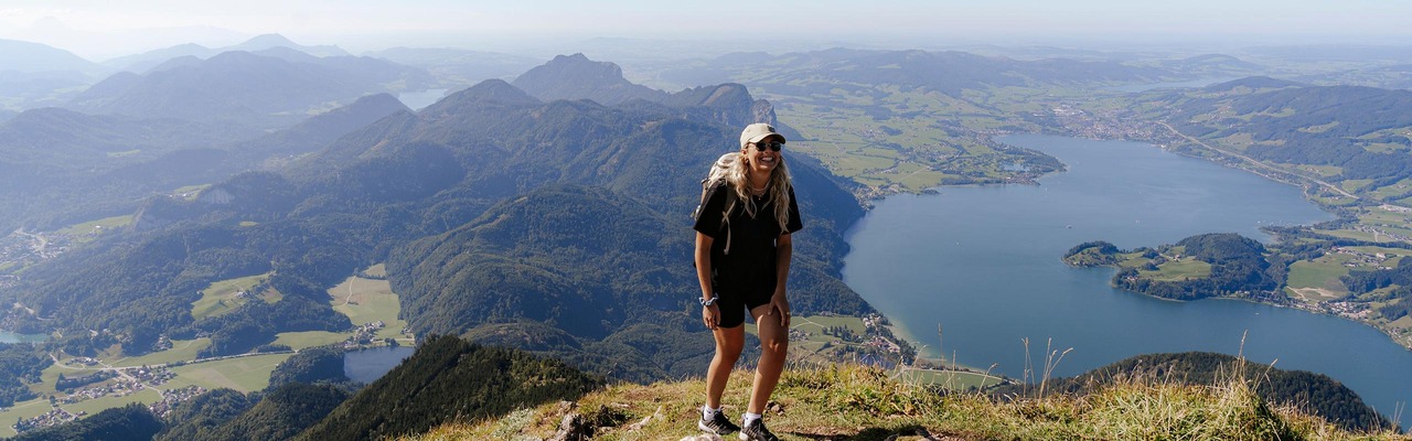 Frau beim Wandern mit Blick auf See