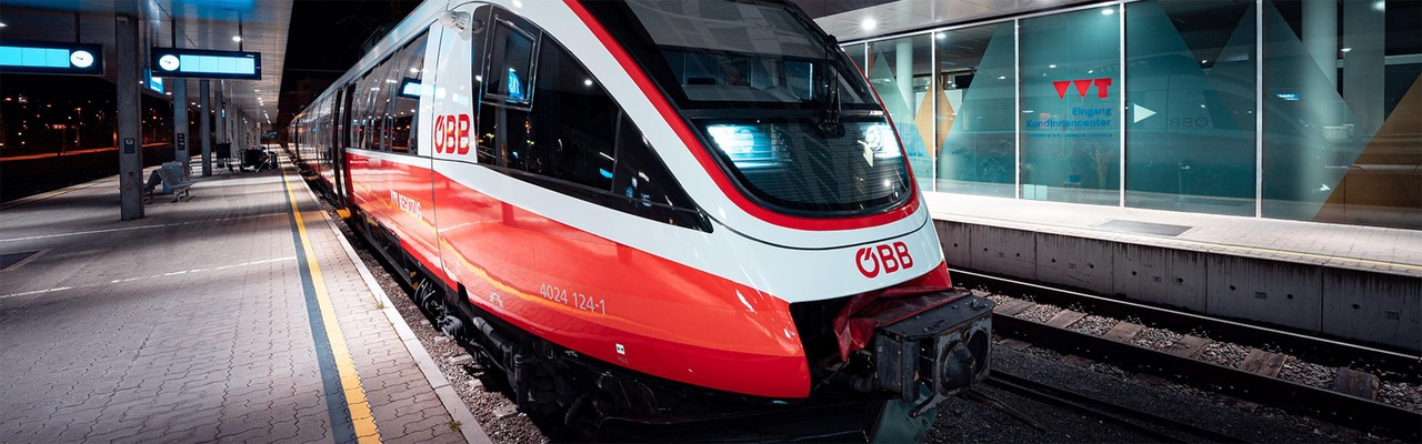 Nacht S-Bahn am Bahnhof