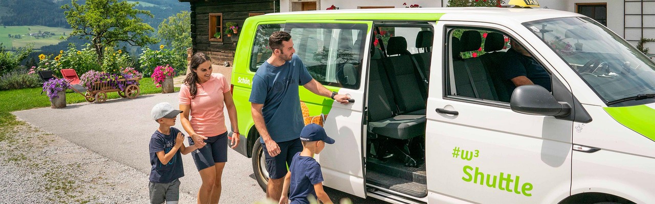 Familie in den Bergen mit W3 Shuttle