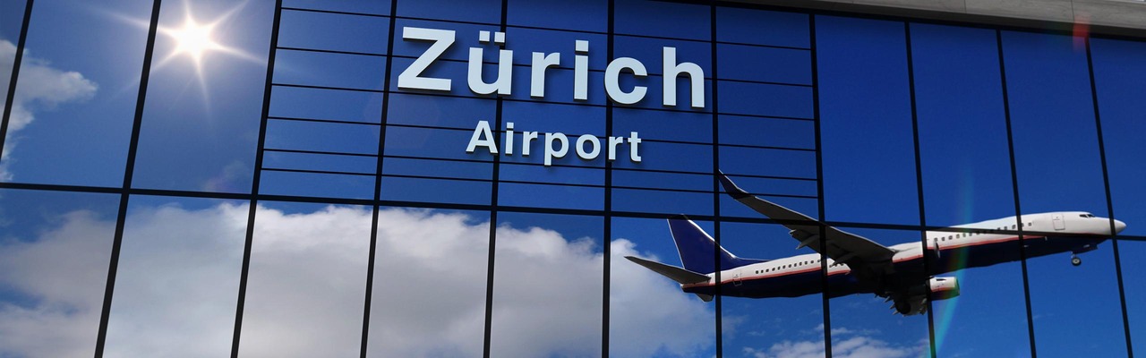 Flugzeug landet am Flughafen Zürich