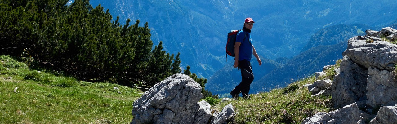 Wanderer vor schönem Bergpanorama