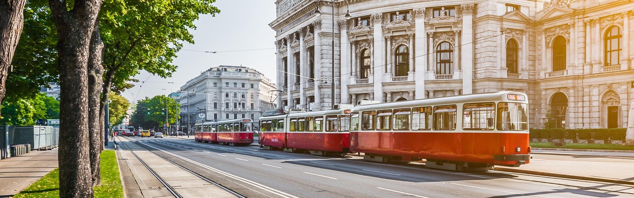Straßenbahn auf der Ringstraße beim Burgtheater