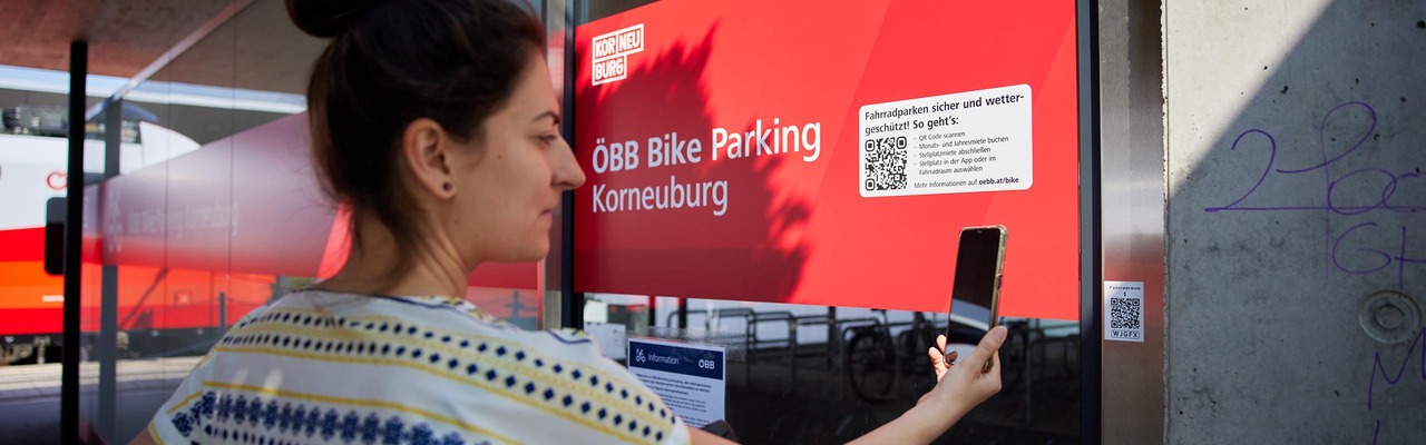 Kundin an einem Bike Parking Standort