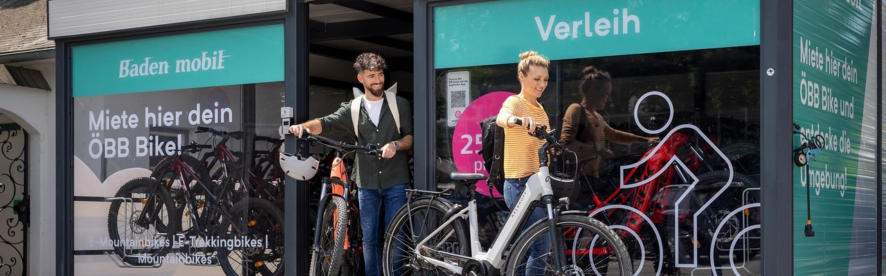 Fahrrad-Gruppe beim Ausleihen an einem Bike Rental Standort