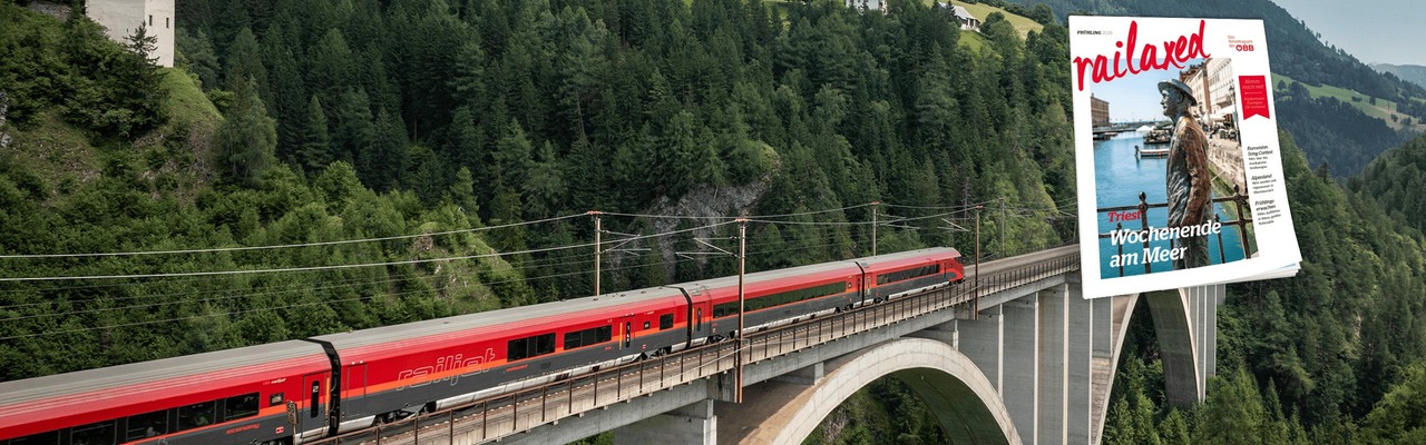 Railaxed Magazin mit Railjet im Hintergrund