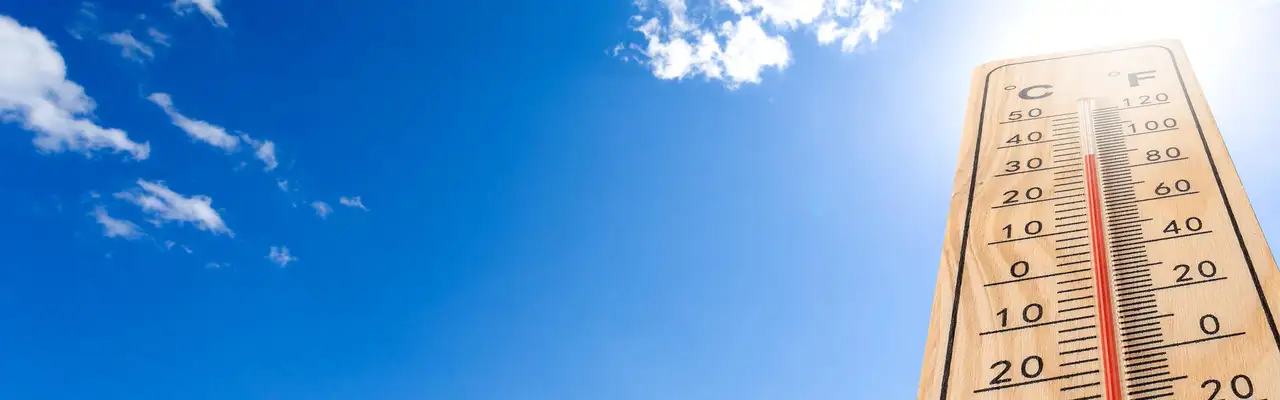 Thermometer mit Himmel im Hintergrund