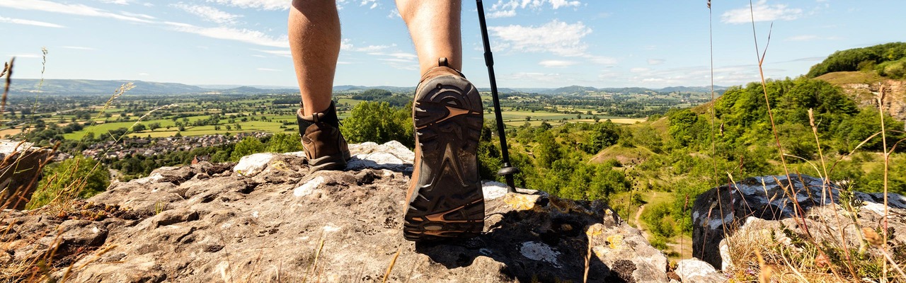 Nahaufnahme von Füßen eines Wanderers in den Bergen