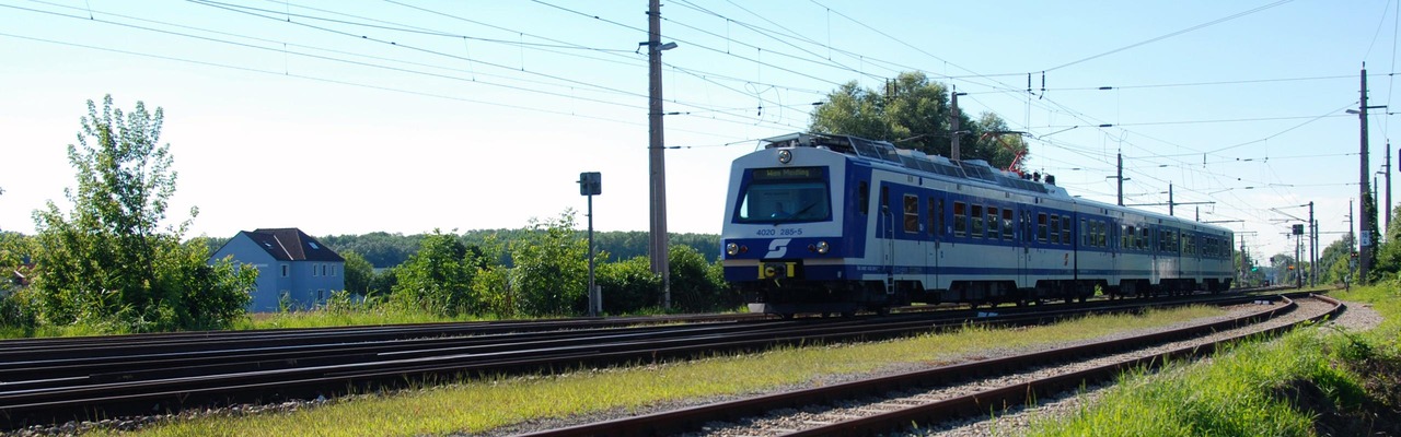 ÖBB 4020 on open track