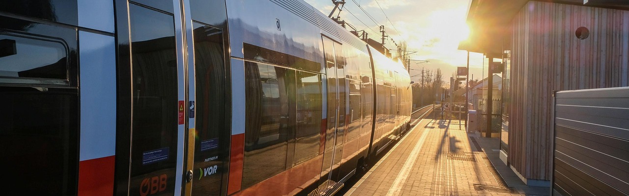 Cityjet bei Dämmerung