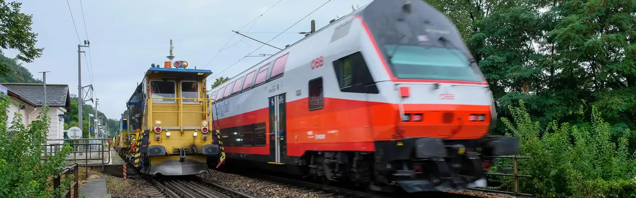 Cityjet Dosto neben Baufahrzeug