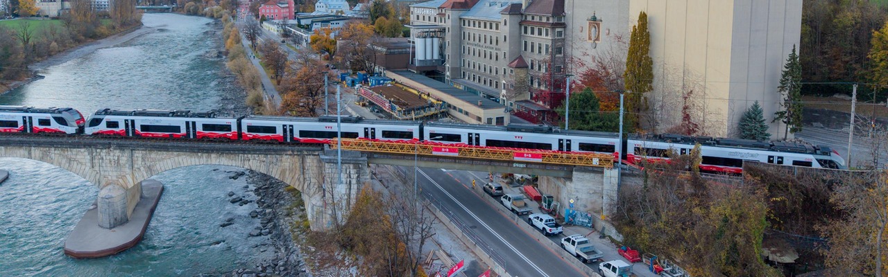 ÖBB Cityjet fährt über die Rauchmühlbrücke in Innsbruck