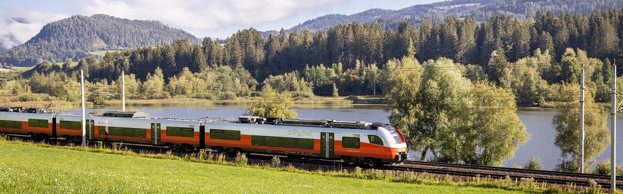 Cityjet vor einem See