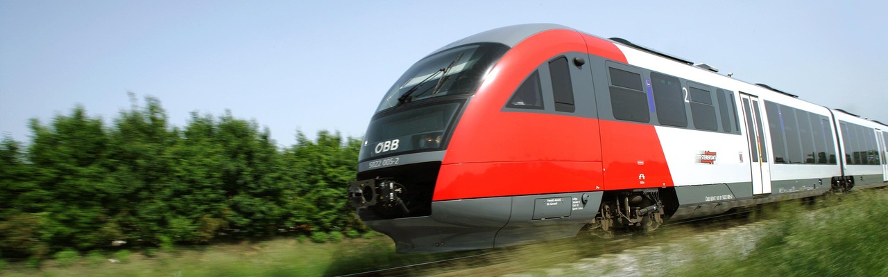 Desiro fährt durch Landschaft