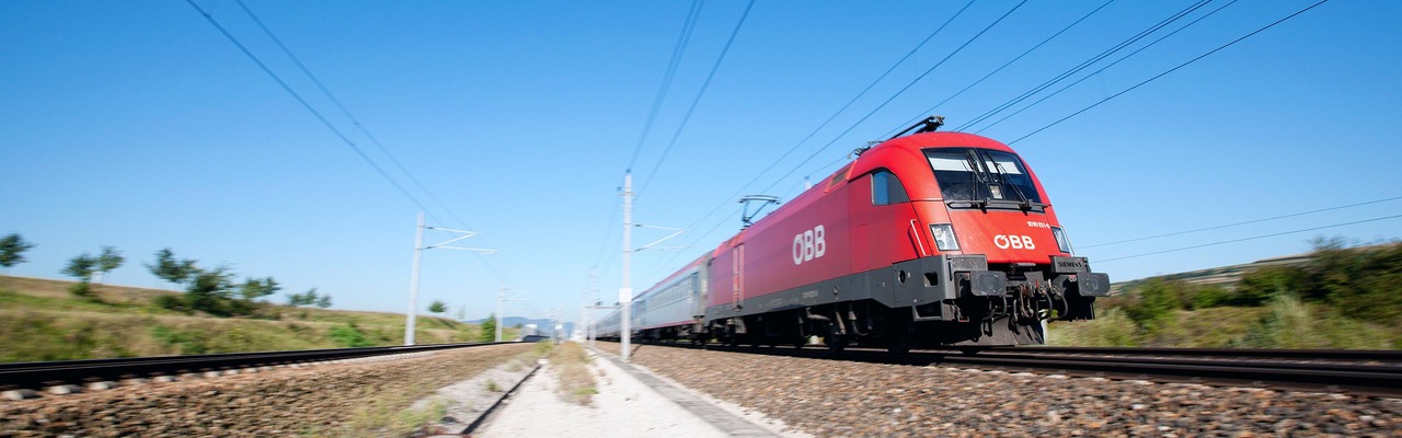 Eurocity fährt durch Landschaft