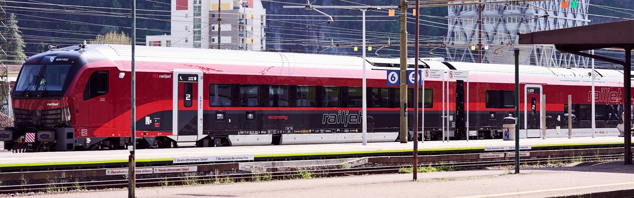 Railjet am Bahnsteig in Bozen