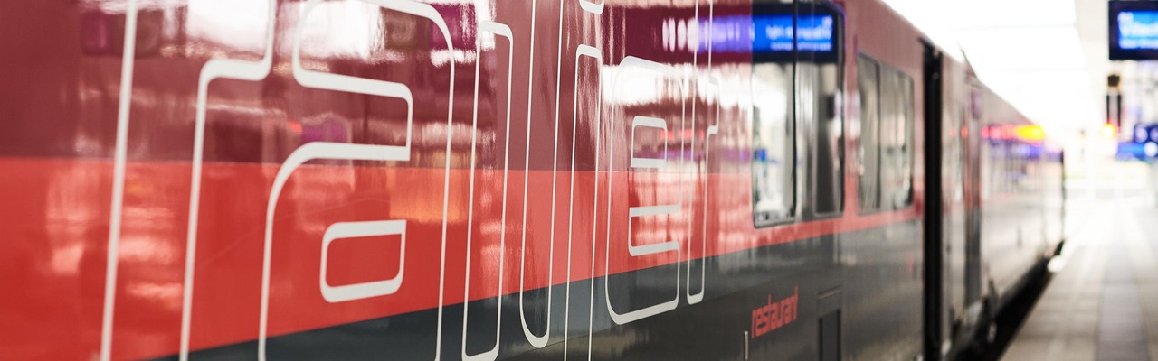 "railjet" Schriftzug auf dem Zug