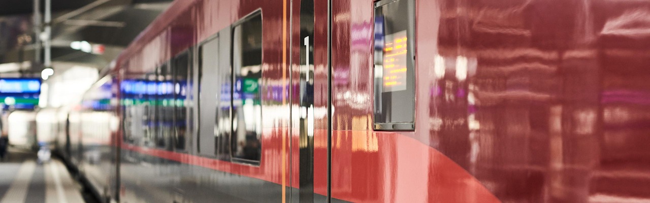 Railjet seitlich, am Hauptbahnhof Wien