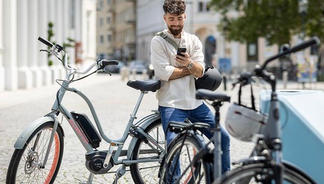 Frau und Mann mit Leihfahrrädern