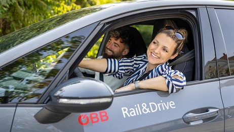 Mann und Frau beim Beladen eines Rail&Drive Fahrzeugs