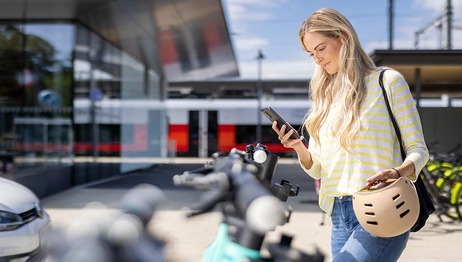 Kinder mit E-Scootern