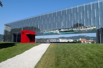 Lentos in Linz mit Blick auf den Pöstlingberg