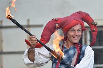 Hofnarr mit Feuerspiel
