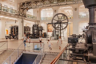Familie im Technischen Museum in Wien