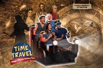 Time Travel Wien Sujet - Menschen sitzen in Zeitmaschine und haben Spaß