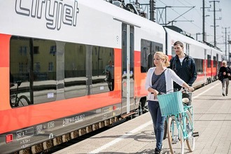 Frau mit Fahrrad am Bahnsteig