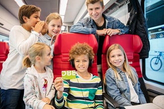 Schüler im Nahverkehrszug der ÖBB