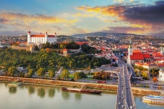 Stadtpanorama mit Schloss in Bratislava