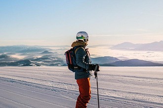 Skifahrer auf Piste